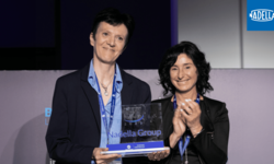 Tiziana Bonacina, CFO Nadella Group, mentre ritira il premio